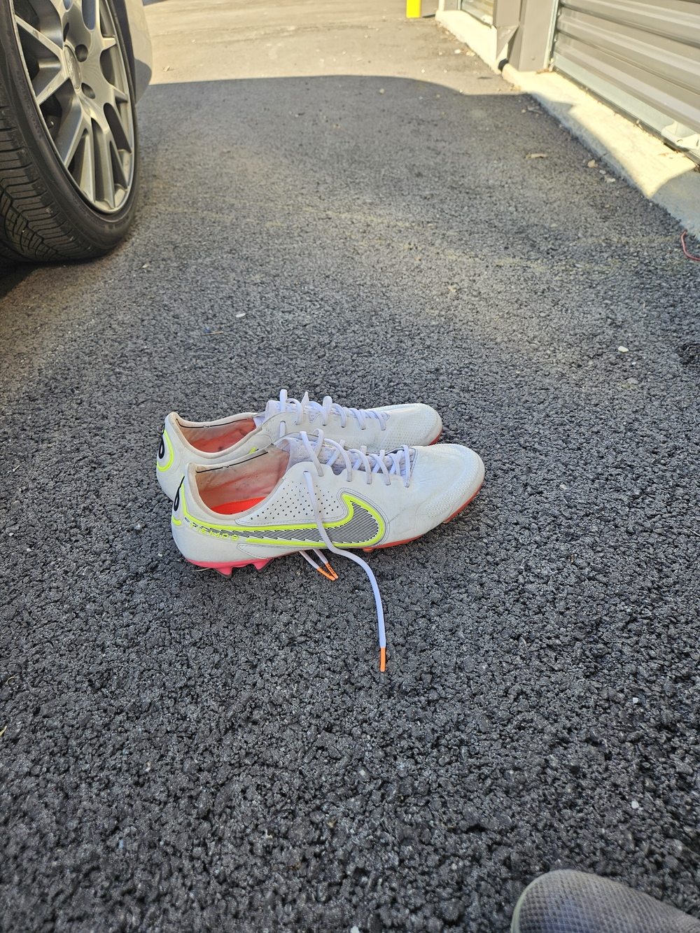 Nike Tiempo Legend 9 Elite FG Soccer Cleats Men’s 11.5 White Volt Orange